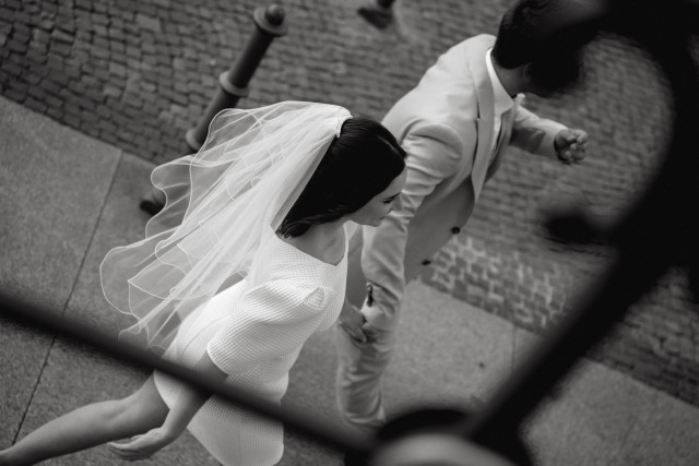 Voile court moderne qu'une mariée porte pour son union