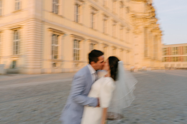 Verschwommenes Bild eines Brautpaares