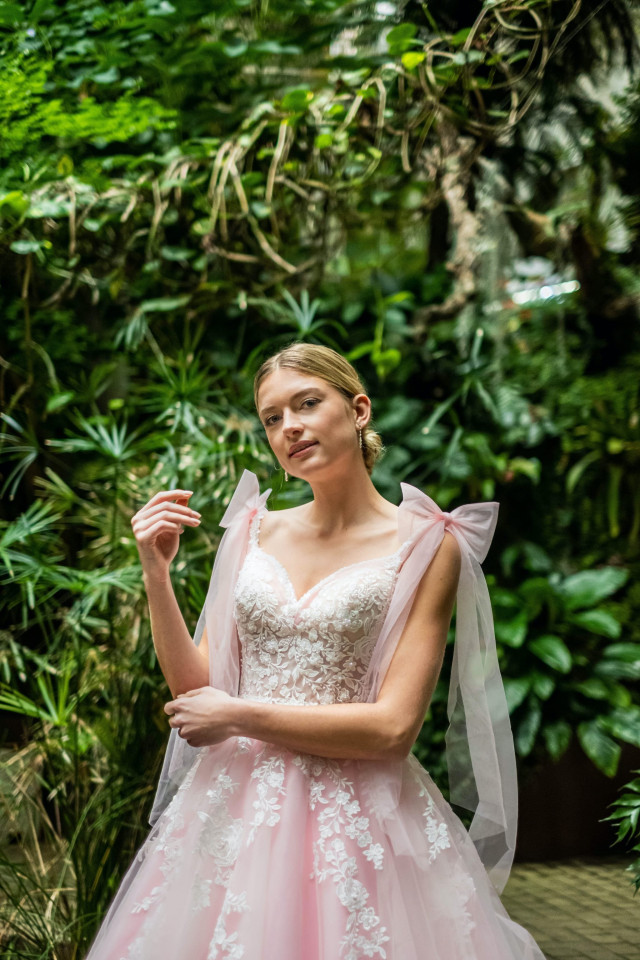 Braut in Rosa Brautkleid mit Rosa schleifen