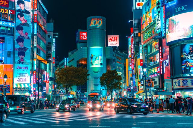 Japanische Stadt bei Nacht mit bunter Werbung