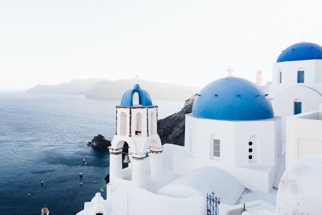 Typische griechische Häuser mit blauem Dach und Blick auf das Meer auf Santorini