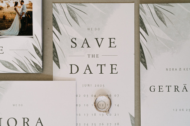 Save the Date Karte mit grünen Blättern