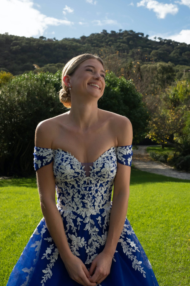 Brautkleid in einem dunkelblauen Brautkleid mit weißen Spitzendetails