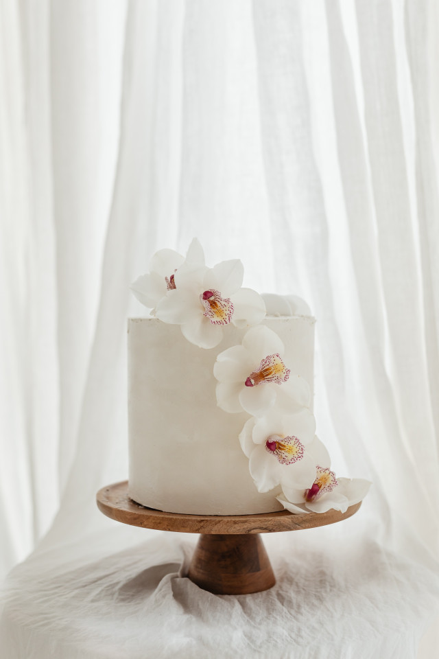 Hochzeitstorte vor weißem Hintergrund
