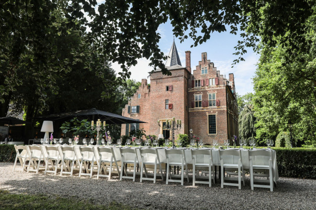 trouwfeest buiten met een tent