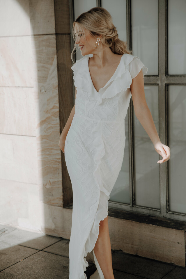 Blonde Braut in Fit and Flare  Brautkleid