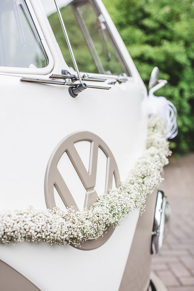 trouwauto versierd met bloemen volkswagen t1 busje grijs voor bruiloft