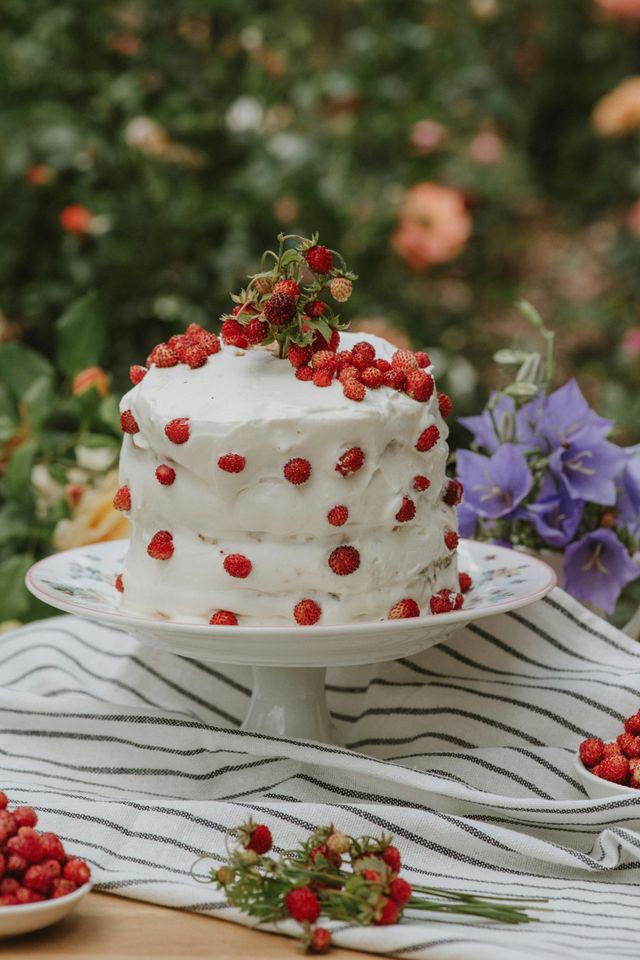 Einstöckige Hochzeitstorte mit kleinen frischen Erdbeeren
