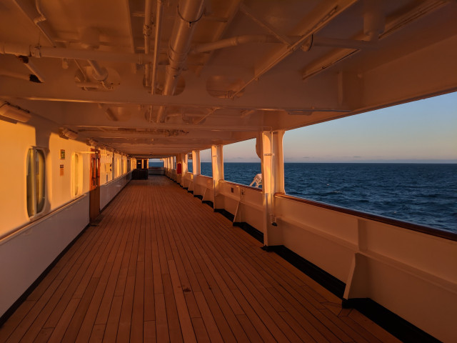 Das Deck eines Kreuzfahrtschiffes bei Sonnenuntergang