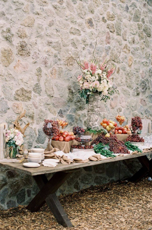 Leckeres Buffet vor einer Steinwand