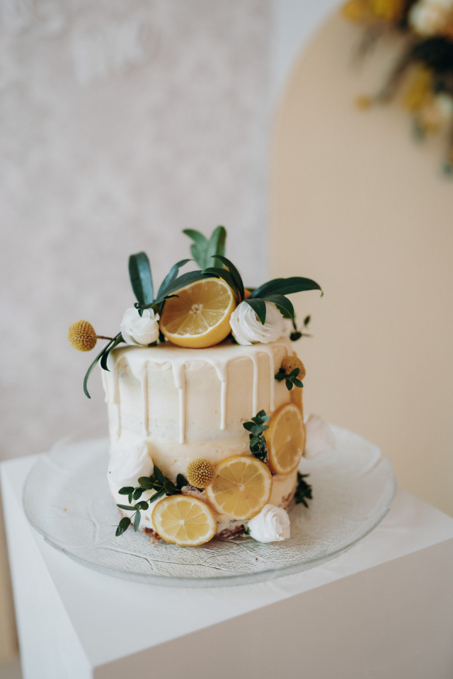 Einstöckige Hochzeitstorte mit Zitronen