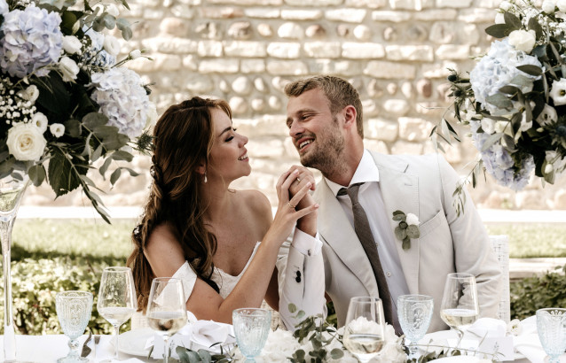 Brautpaar am Hochzeitstisch