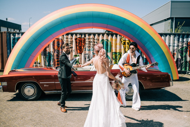 Brautpaar auf einer Las Vegas Hochzeit mit einem singenden Elvis