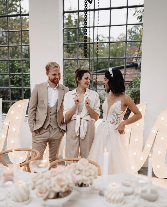 Brautpaar mit Hochzeitsplaner