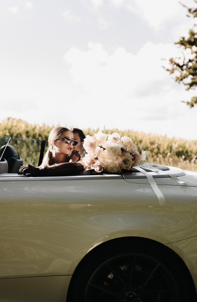 Braut im Auto 