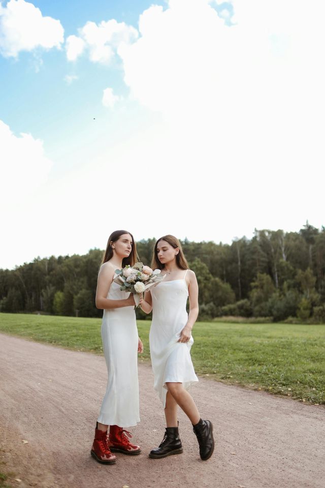 Zwei Bräute in Brautkleidung