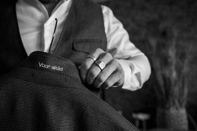 broderie personnalis&eacute;e &agrave; l&rsquo;int&eacute;rieur du col du costume