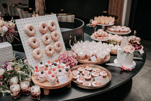 Sweettable Hochzeit mit rosa Donuts und Süßigkeiten