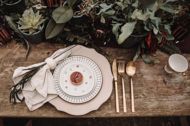 Platos y decoraciones.