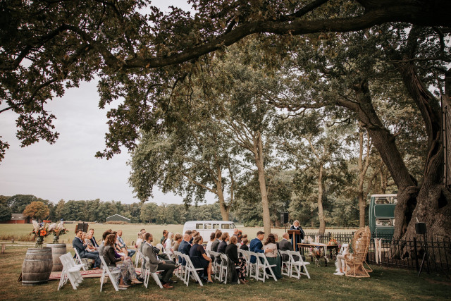 Ceremonie opstelling onder een grote boom