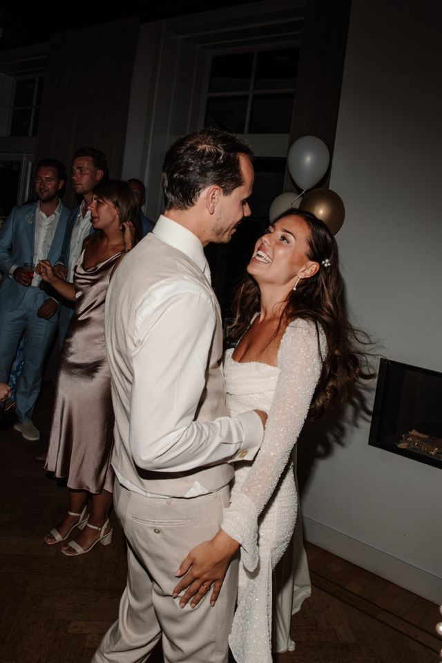 Un homme et une femme qui dansent ensemble lors d'une fête
