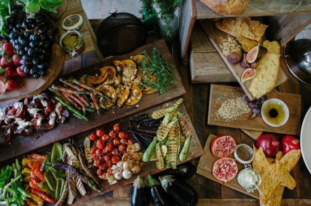 Hochzeitsbuffet mit verschiedenem Gemüse
