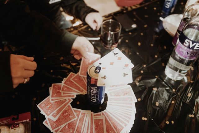 Lustiges Trinkspiel mit Spielkarten