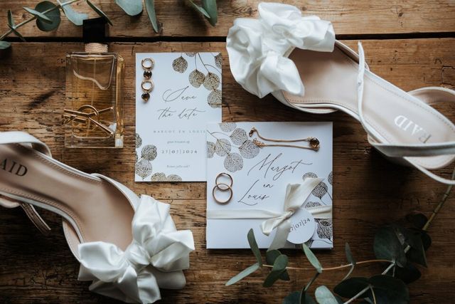 Romantische save the date kaarten en stationery flat lay