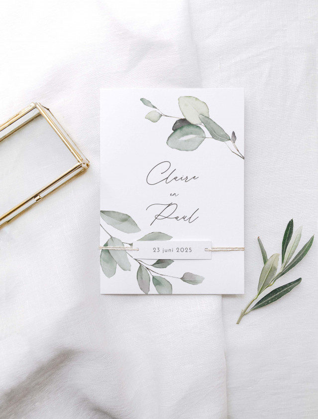Weiße Hochzeitskarte mit aquarell Eukalyptusblättern