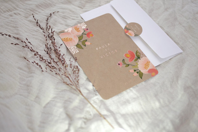 Hochzeitskarte in braun mit Blumenprint