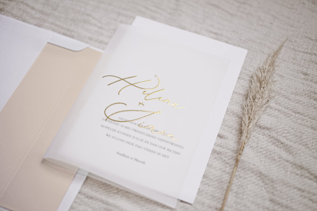 Transparente Overlay Karte mit goldener Schrift