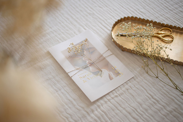 Luxe trouwkaart met lint en droogbloemen met goudfolie