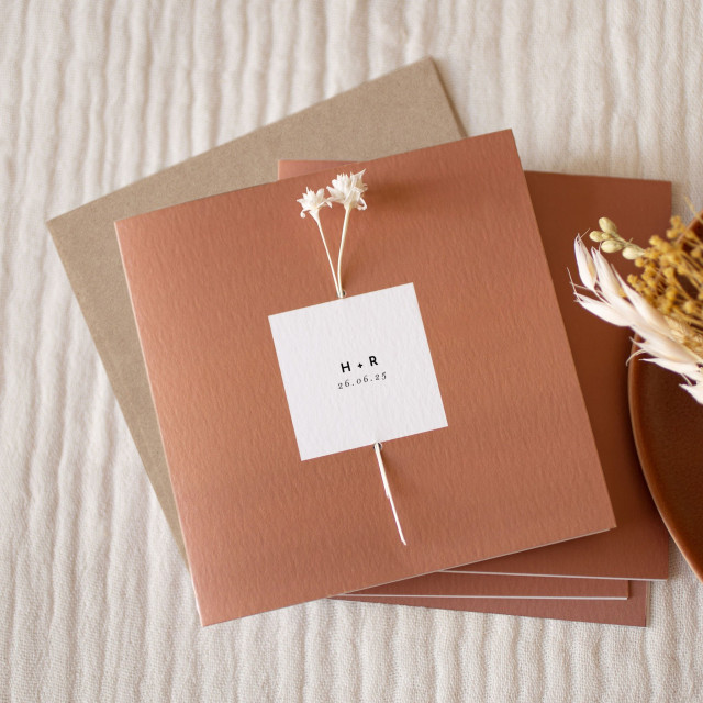 chique trouwkaart minimalistisch met terracotta kleur