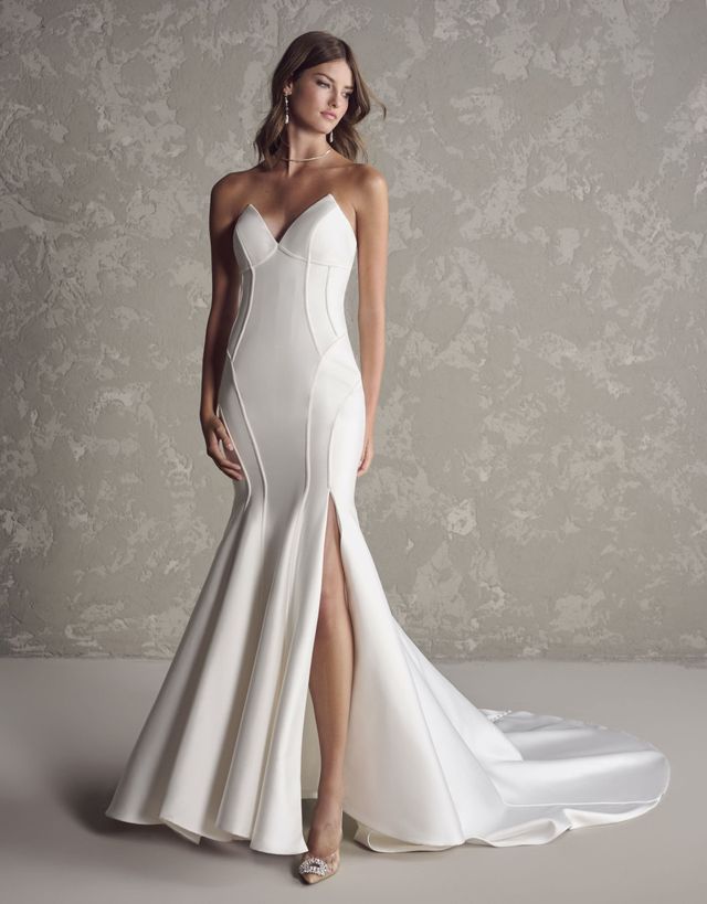 Braut in einem Fit and Flare Brautkleid