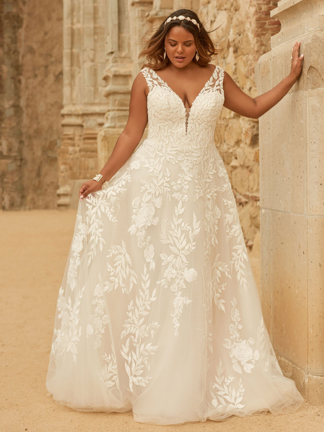 Brautkleid mit Blumenspitze an einem Plus Size Model