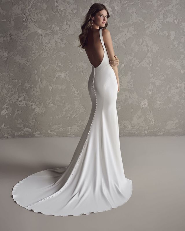 Schlichtes Brautkleid mit tiefem Rückenausschnitt