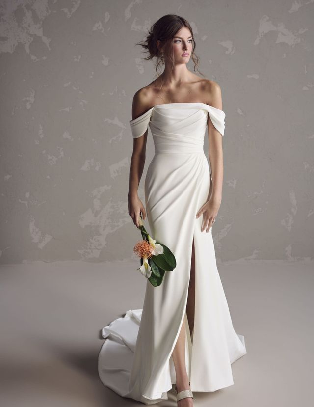Braut in drapiertem Fit and Flare Brautkleid