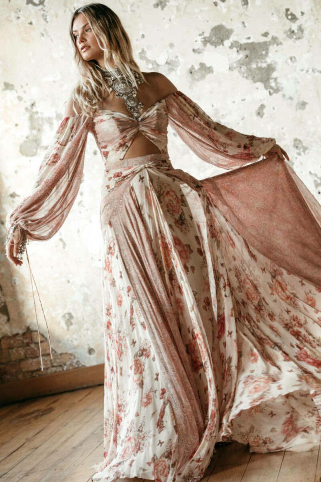 Blonde Braut im Brautkleid mit Blumenmuster im Boho Stil