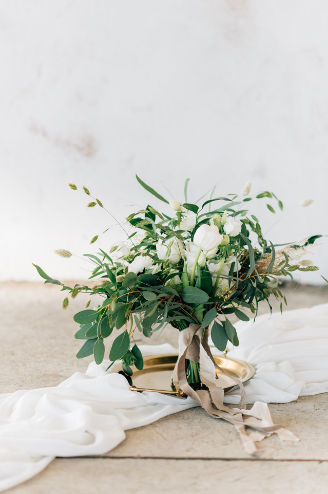 bruidsboeket lente met wit en eucalyptus 