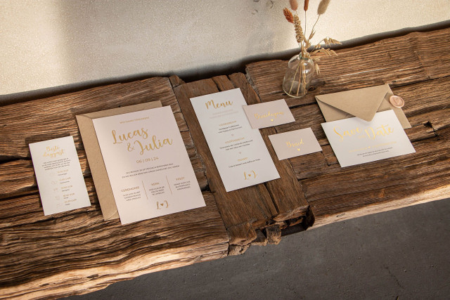 Invitaciones de bodas marrones.