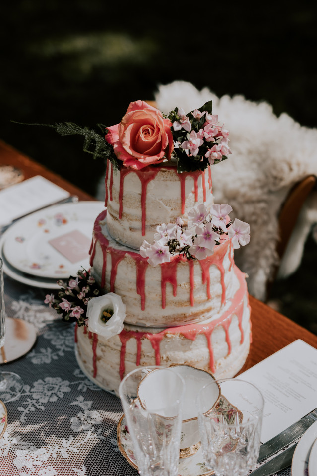 Hochzeitstorte mit Blumen und pinken Zuckerguss 