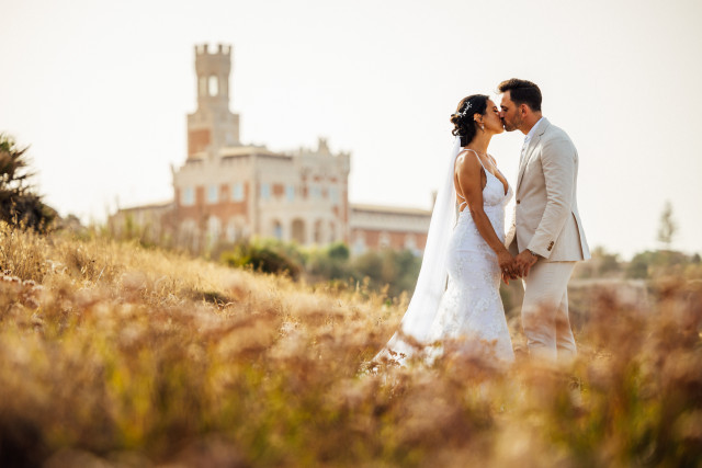 Jeune mariée qui profite de l'espace et la nature que leur château offre