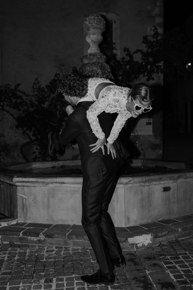 Un homme et une femme en tenue formelle qui dansent