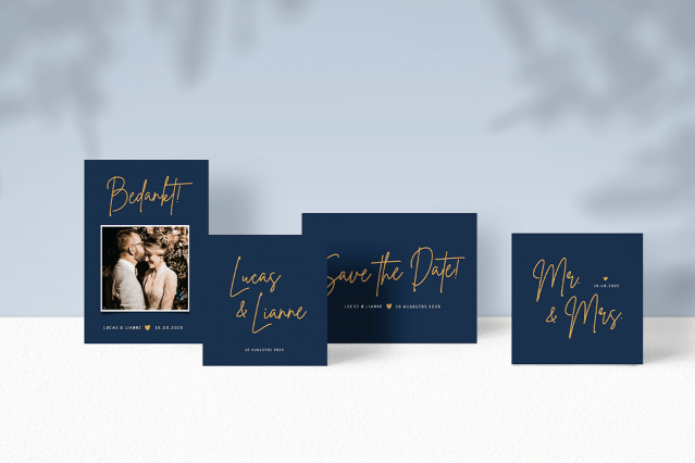 Minimalistische Hochzeitskarten mit goldener Schreibschrift auf dunkelblauem Karton