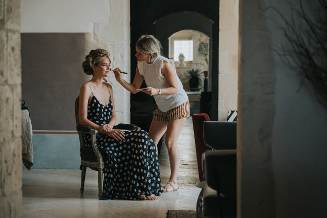 La mariée est maquillée sur le lieu du mariage