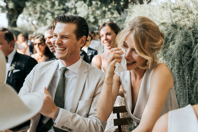 Les invités sont émus par les vœux de mariage