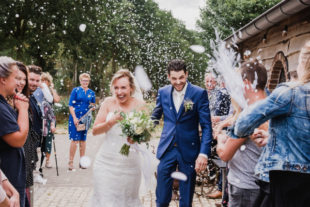 champagne poppen of sabreren op een bruiloft