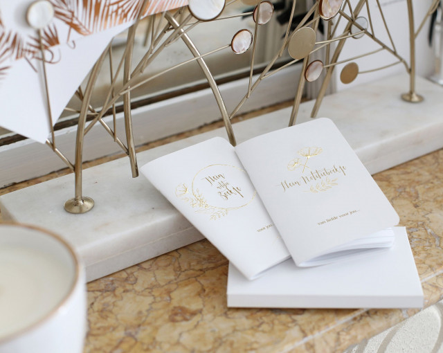 Kleine Notizbücher von Cotton Bird in Weiß mit goldener Schreibtisch