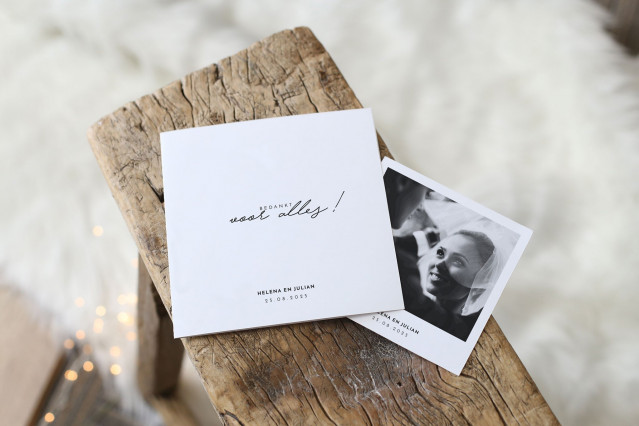 minimalistische chique trouwkaart met polaroid foto van bruidspaar