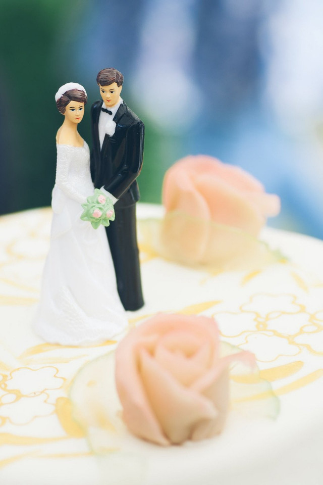 Hochzeitstorte mit Braut und Bräutigam Marzipanfiguren als Tortentopper